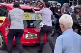 Di Balik Kemacetan, Petugas Dishub Makassar Bantu Pengemudi Lansia Alami Serangan Jantung