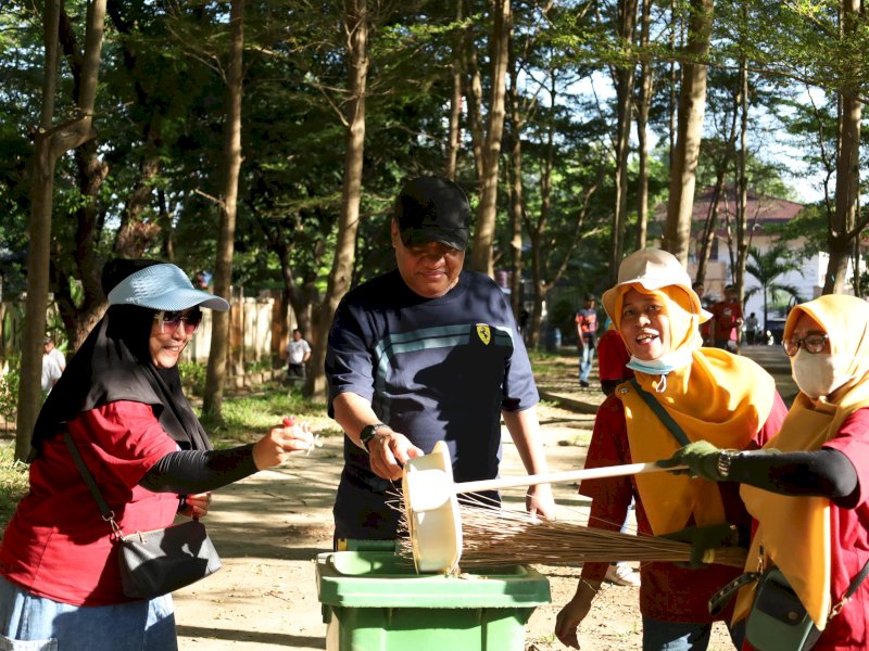 Kepala Dinas PP dan KB Kota Makassar, A. Irwan Bangsawan, memimpin kerja bakti memperingati World Cleanup Day (WCD) 2025, adi Taman Pakui Sayang, Kecamatan Panakkukang, Sabtu (20/09/2025). @Jejakfakta/istimewa