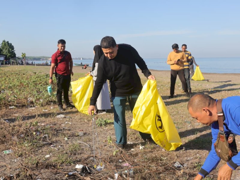 Wali Kota Makassar, Munafri Arifuddin, turut kerja bakti massal di pesisir pantai Tanjung Biru menuju Tanjung Bunga, untuk mendukung kegiatan World Cleanup Day Indonesia Tahun 2025, Jumat (20/9/2025). @Jejakfakta/dok. Humas Pemkot Makassar