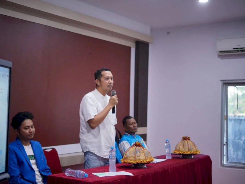 Husni Mubarak menegaskan pentingnya peran strategis pemuda sebagai agen perubahan.
Camat Makassar, Husni Mubarak, saat menghadiri kegiatan DPK Komite Nasional Pemuda Indonesia (KNPI) Kecamatan Makassar, yang digelar di Aula Kantor Camat Makassar pada Jumat (19/9/2025). @Jejakfakta/Istimewa