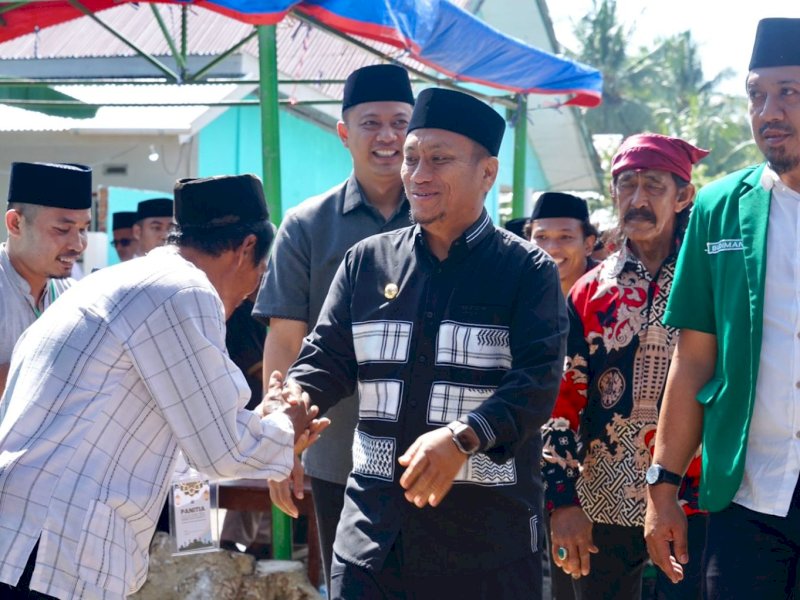 Bupati Luwu Timur, Irwan Bachri Syam, saat menghadiri peringatan Maulid Nabi Muhammad SAW 1447 H dan Hari Jadi ke-21 Ponpes Uswatun Hasanah Desa Pepuro, Kecamatan Wotu, Minggu (21/09/2025). @Jejakfakta/Istimewa