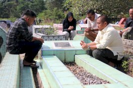 Bupati Luwu Timur Irwan Bachri Syam Ziarah ke Makam Orang Tua di Tengah Tugas Dinas