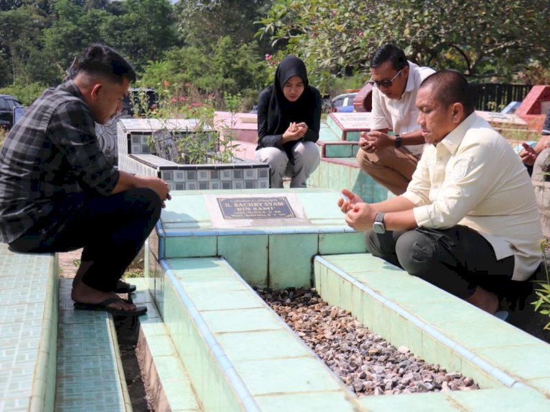 Bupati Luwu Timur Irwan Bachri, berziarah ke makam kedua orang tuanya, Sabtu siang (20/09/2025). @Jejakfakta/dok. kp-humas/kominfo-sp Lutim