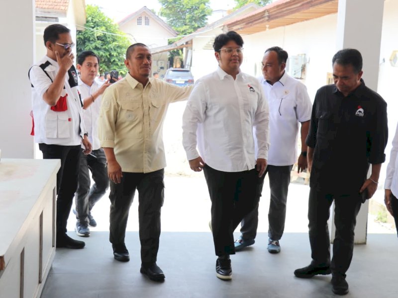 Bupati Luwu Timur, Irwan Bachri Syam menghadiri acara Konsolidasi Ketua Dewan Pimpinan Wilayah (DPW) Partai Solidaritas Indonesia (PSI) Sulsel, Muammar Ferirae Gandi beserta rombongan bersama DPD PSI Lutim di Gedung Pertemuan Hotel Sikumbang, Tomoni, Sabtu (20/09/2025). @Jejakfakta/dok. ikp-humas/kominfo-sp