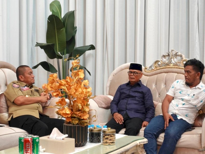  Bupati Luwu Timur, Irwan Bachri Syam, menerima kunjungan kerja Anggota Komisi X DPR RI, Muslimin Bando, di kediaman pribadinya di Malili pada Jumat malam (19/9/2025). @Jejakfakta/dok. kp-humas/kominfo-sp