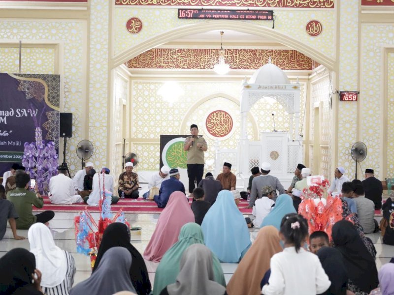 Bupati Luwu Timur, Irwan Bachri Syam saat menghadiri peringatan Maulid Nabi Besar Muhammad SAW 1447 Hijriah di Masjid Babul Khaer, Desa Puncak Indah, Kecamatan Malili, Jum&rsquo;at (19/09/2025). @Jejakfakta/dok. ikp-humas/kominfo-sp