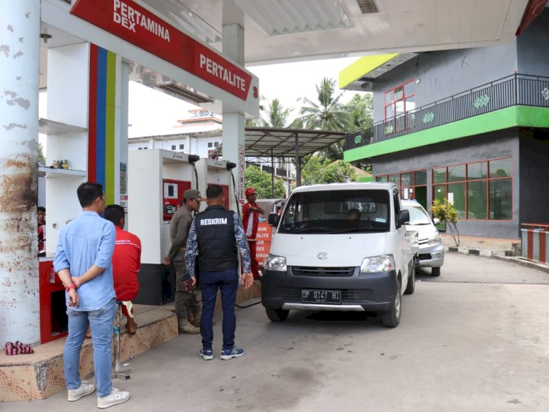 Satreskrim Polres Luwu Timur bersama Pemkab Luwu Timur melakukan pengawasan ketat terhadap seluruh Stasiun Pengisian Bahan Bakar Umum (SPBU) di sejumlah titik, Jumat (19/9/2025). @Jejakfakta/Istimewa