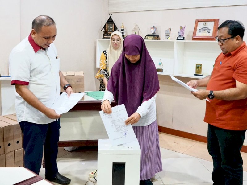 Nursih Hariani yang mewakili Bupati Luwu Timur, didampingi oleh Sekretaris DPRD, Aswan Azis, serta dihadiri oleh anggota DPRD Sarkawi, perwakilan Bagian Hukum, Inspektorat, dan sejumlah arsiparis, melakukan pemusnahan arsip inaktif bertempat di Ruang Aspirasi DPRD Lutim, pada Jumat (19/9/2025). @Jejakfakta/Istimewa