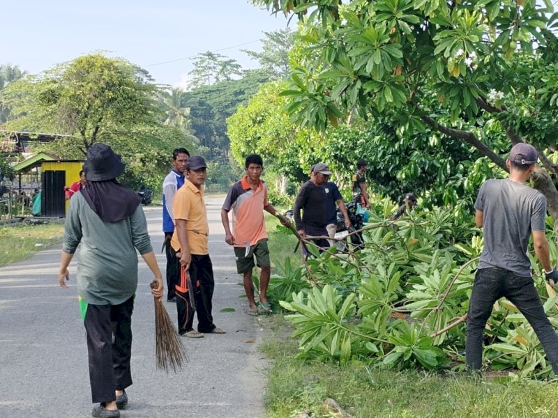 Jumat Bersih Juara sebagai bentuk implementasi program strategis Bupati Luwu Timur dalam mewujudkan visi Luwu Timur Juara, di Pemdes Solo, Kecamatan Angkona, Jumat (19/09/2025). @Jejakfakta/dok. ikp-humas/kominfo-sp