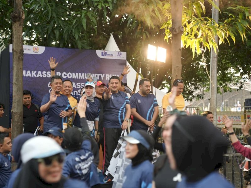  Kepala Dinas Pemuda dan Olahraga (Dispora) Kota Makassar, Syamsul Bahri, turut mendampingi Wali Kota Makassar, Munafri Arifuddin, dalam pelepasan ajang lari tahunan bergengsi SMAnSA RUN 2025 yang berlangsung meriah di Jalan Jendral Ahmad Yani, Minggu pagi (21/9/2025). @Jejakfakta/Istimewa