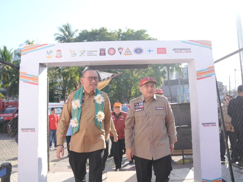 Wali Kota Makassar Munafri Arifuddin, bersama Sekretaris Jenderal Kementerian Sosial RI, Robben Rico, saat pencanangan sekaligus simulasi KSB yang digelar Dinas Sosial Kota Makassar di Anjungan Pantai Losari, Minggu (21/9/2025). @Jejakfakta/dok. Humas Pemkot Makassar
