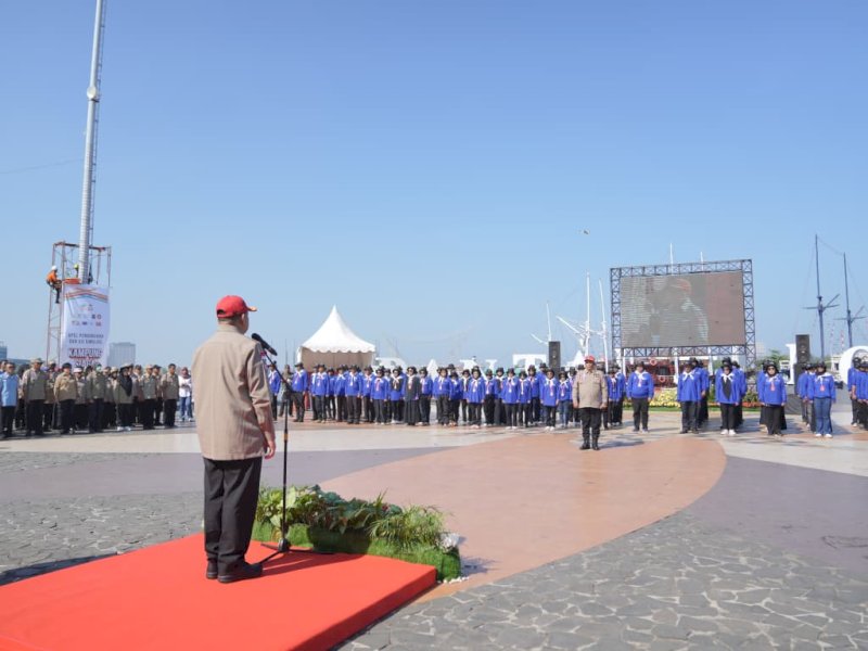 120 relawan KSB dikukuhkan langsung oleh Wali Kota Makassar Munafri Arifuddin, dalam apel pencanangan dan simulasi KSB yang digelar di Anjungan Pantai Losari, Minggu (21/09/2025). @Jejakfakta/dok. Humas Pemkot Makassar