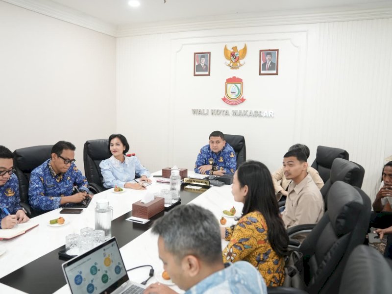 Wali Kota Makassar, Munafri Arifuddin bersama Tim Ahli Pemkot Makassar, Dara Nasution, saat menerima tim lembaga manajemen aset negara Kementerian Keuangan di Kantor Balai Kota Makassar, Rabu (17/9/2025). @Jejakfakta/dok. Humas Pemkot Makassar