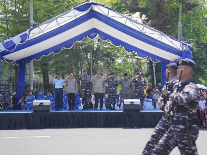 Wali Kota Makassar, Munafri Arifuddin, saat menyaksikan rombongan Kirab Kota Taruna Akademi Angkatan Laut (AAL) Angkatan 72 dalam rangka Pelayaran Muhibah Diplomasi Duta Bangsa dan Latihan Praktek (Lattek) Pelayaran Kartika Jala Krida (KJK) TA 2025, Minggu (21/9/2025). @Jejakfakta/dok. Humas Pemkot Makassar