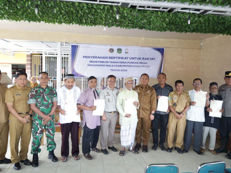 Bupati Luwu Timur, Irwan Bachri Syam, menyerahkan 388 sertifikat tanah secara simbolis yang digelar di Kantor Desa Puncak Indah, Senin (22/09/2025). @Jejakfakta/dok. ikp-humas/kominfo-sp