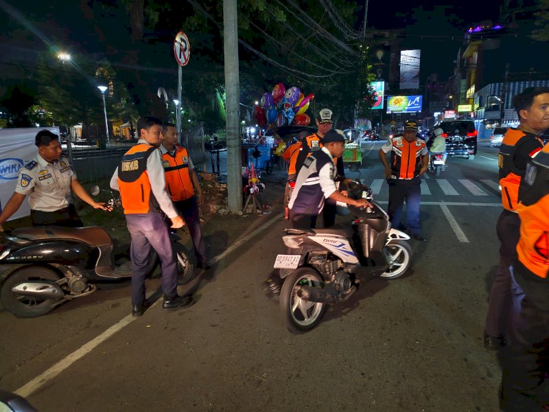 Dinas Perhubungan (Dishub) Kota Makassar melalui Bidang Terminal, Parkir, dan Audit Inspeksi (TPAI) menggelar operasi penertiban di tiga ruas jalan utama pada Minggu (21/9/2025) sore. @Jejakfakta/dok. Humas Dishub Makassar