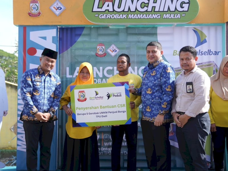 Pemerintah Kota Makassar, Bank Sulselbar menyerahkan lima unit gerobak kepada pedagang bunga di kawasan Tempat Pemakaman Umum (TPU) Dadi, Rabu (17/9/2025). @Jejakfakta/dok. Istimewa