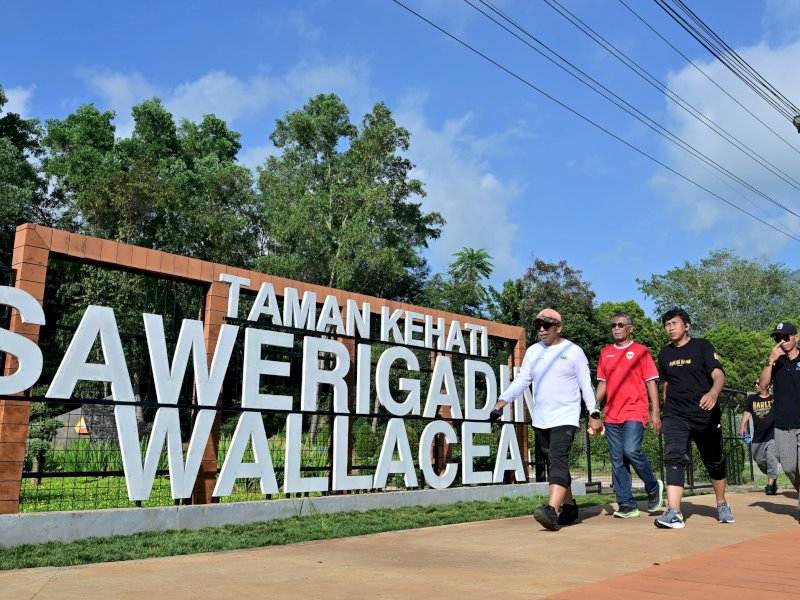 IAS Bersama rombongan, jalan santai menelusuri kawasan Sorowako sekitar 10.000 langkah menghantarkan ke Taman Kehati Sawerigading Wallacea, Sorowako, Kabupaten Luwu Timur, Senin (22/9/2025). @jejakfaktacom/Reza.