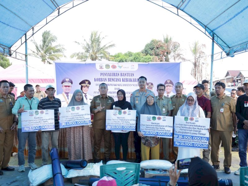 Bupati Irwan Bachri Syam menyalurkan bantuan secara simbolis kepada warga terdampak kebakaran, termasuk rencana relokasi hunian bagi korban dengan kerusakan berat, di Desa Sorowako, Kecamatan Nuha, Senin (22/09/2025). @Jejakfakta/dok. ikp-humas/kominfo-sp