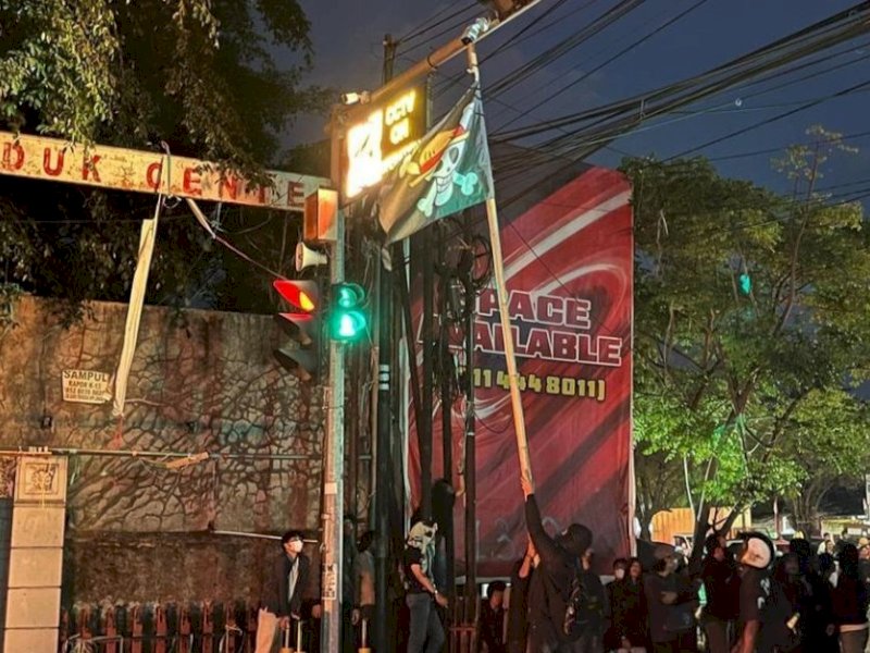 Sejumlah orang tak dikenal (OTK) merusak traffic light di depan kampus Unhas. (Foto: Netizen)