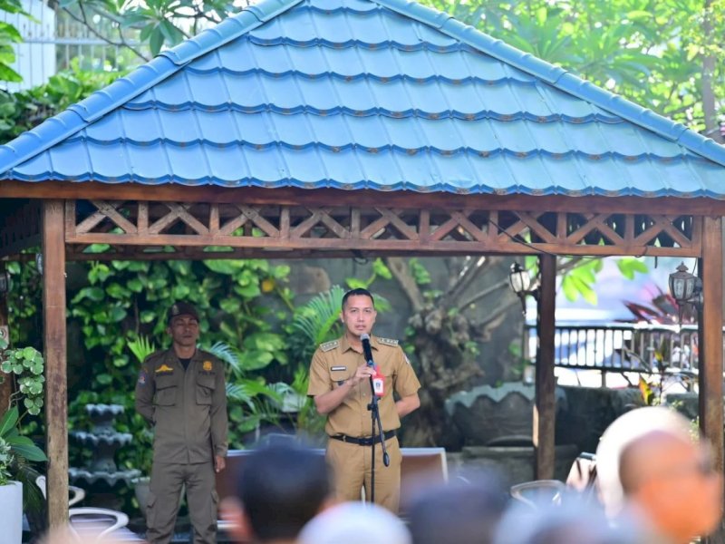 Camat Makassar Husni Mubarak memimpin langsung Upacara Bendera rutin di halaman Kantor Camat Makassar, Senin (22/9/2025). @Jejakfakta/dok. Istimewa