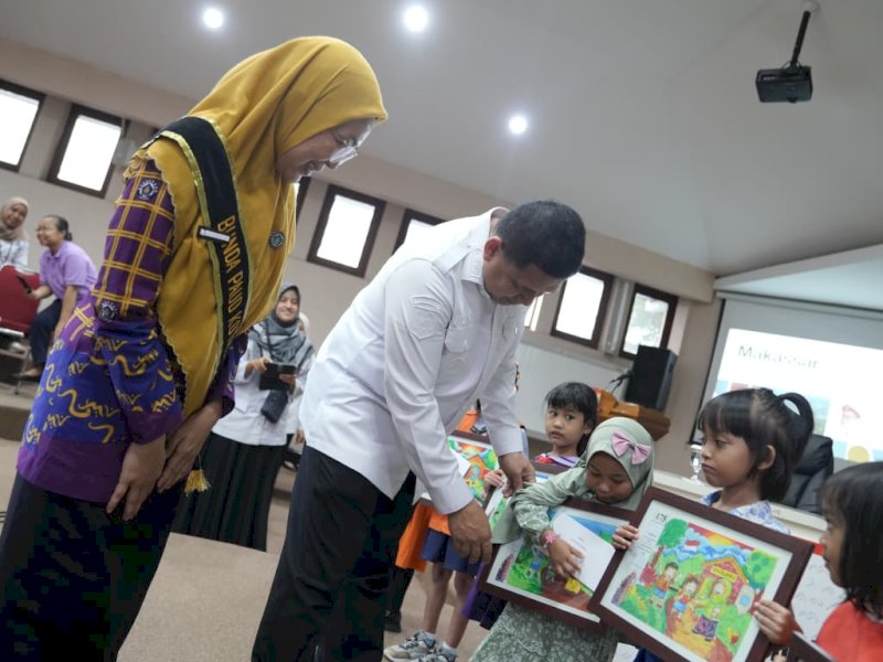 Wali Kota Makassar, Munafri Arifuddin, didampingi Bunda PAUD Kota Makassar, Melinda Aksa, menyerahkan langsung hadiah kepada 14 pemenang Lomba Mewarnai tingkat PAUD dalam rangka peringatan Hari Anak Nasional (HAN) 2025 di Ruang Sipakalebbi, Balai Kota Makassar, Senin (24/9/2025). @Jejakfakta/dok. Humas Pemkot Makassar