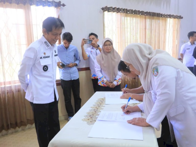 Penandatanganan PKs disaksikan oleh Wakil Bupati Pangkep, Abd Rahman Assagaf, di Ruang Rapat Wakil Bupati, Rabu (24/9/2025). @jejakfaktacom/Humas Pemda Pangkep.