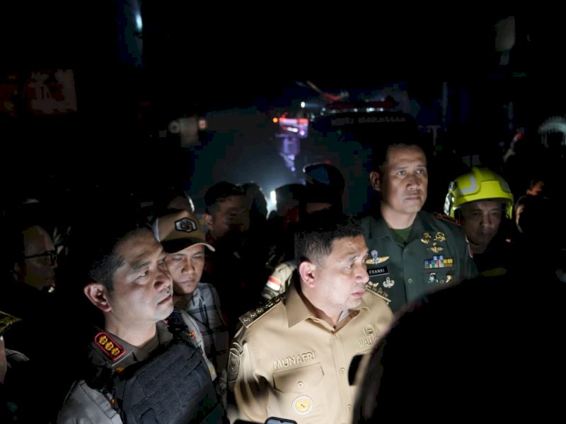 Wali Kota Makassar, Munafri Arifuddin, turun langsung meninjau lokasi kerusuhan antarkelompok pemuda yang terjadi di Jalan Kandea 3, Kelurahan Bunga Eja, Kecamatan Tallo, pada Selasa malam (23/9/2025). @Jejakfakta/dok. Humas Pemkot Makassar
