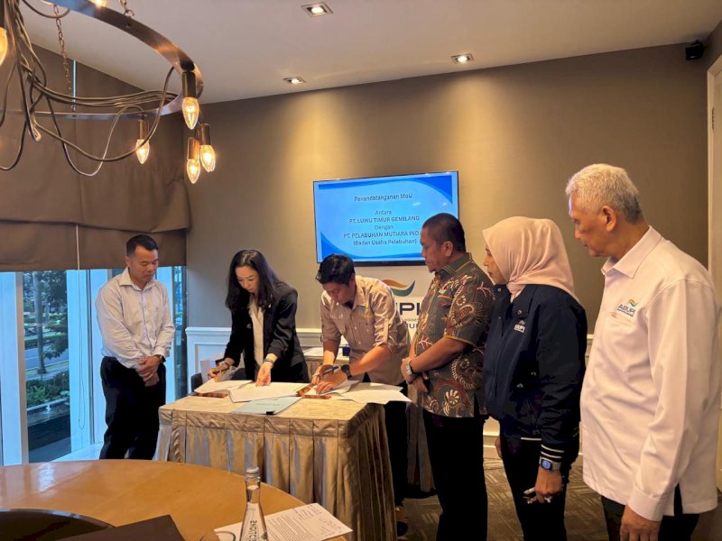Bupati Luwu Timur, Irwan Bachri Syam, menyaksikan langsung penandatanganan Nota Kesepahaman (MoU) pembangunan fasilitas pelabuhan antara PT. Luwu Timur Gemilang dengan BUP PT. Pelabuhan Mutiara Indah, di Penang Bistro Pakubuwono, Jakarta Selatan, Kamis (25/09/2025). @Jejakfakta/dok. ikp-humas/kominfo-sp