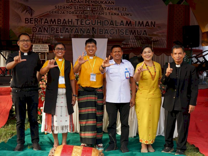 Plt. Kepala Dinas Sosial Pemberdayaan Perempuan dan Perlindungan Anak (P3A) Kabupaten Luwu Timur, Joni Patabi, saat mewakili Bupati membuka Sidang Sinode Gereja Toraja Wilayah I Tana Luwu, di Lapangan Desa Wonorejo, Kecamatan Mangkutana, pada Kamis (25/9/2025). @Jejakfakta/dok. ikp-humas/kominfo-sp