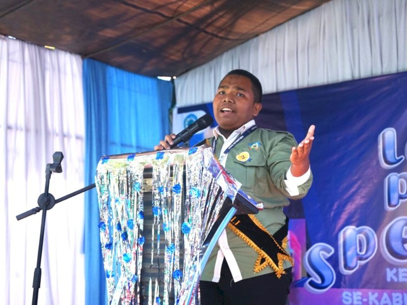 Salah satu peserta Ketua OSIS SMP dari Kabupaten Luwu Timur menunjukkan semangat dan kemampuan berbicara di depan umum dalam Lomba Public Speaking yang digelar di UPT SMPN 2 Malili, Kamis (25/09/2025). @Jejakfakta/dok. Istimewa