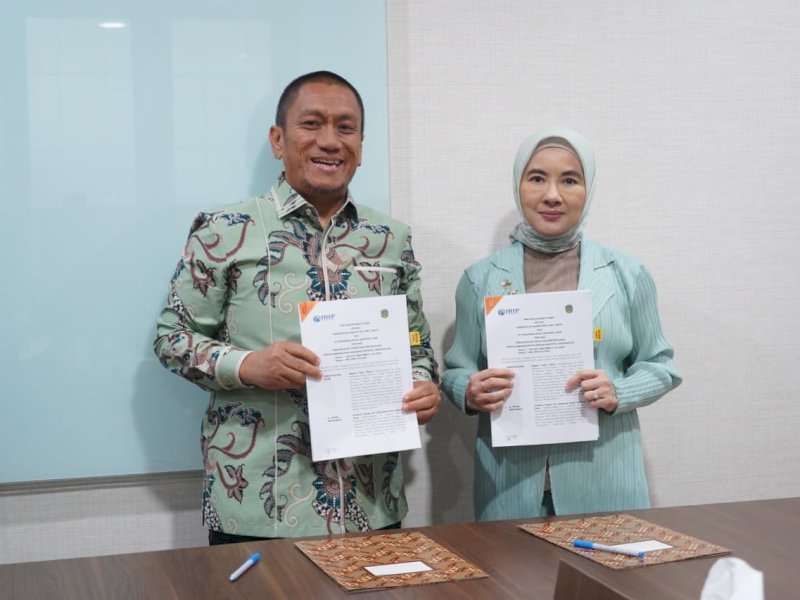 Pemkab Luwu Timur menandatangani Perjanjian Kerja Sama dengan PT Indonesia Huali Industrial Park (IHIP) untuk pembangunan Kawasan Industri Terintegrasi di Malili, Luwu Timur. Penandatanganan dilakukan di Kawasan Kebayoran Baru, Jakarta Selatan, Rabu (24/9/2025). @Jejakfakta/dok. ikp-humas/kominfo-sp