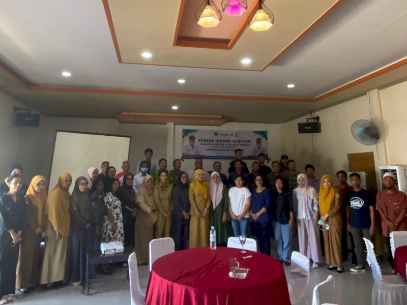 Dinas Kesehatan Kabupaten Luwu Timur menyelenggarakan Kursus Higiene Sanitasi bagi operator Depot Air Minum (DAM) dan penjamah pangan dari Tempat Pengolahan Pangan (TPP) tertentu, di Aula Hotel Sikumbang, Kecamatan Tomoni, Kegiatan ini berlangsung selama dua hari, Selasa-Rabu (23-24/9/2025). @Jejakfakta/dok. ikp-humas/kominfo-sp