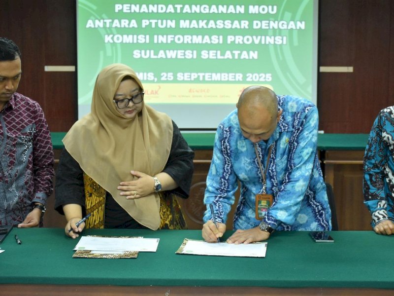 Penandatanganan MoU  oleh Ketua PTUN Makassar, Fajar Wahyu Jatmiko, serta Ketua Komisi Informasi Sulsel, Fauziah Erwin, Kamis (25/9/2025). @Jejakfakta/dok. Istimewa