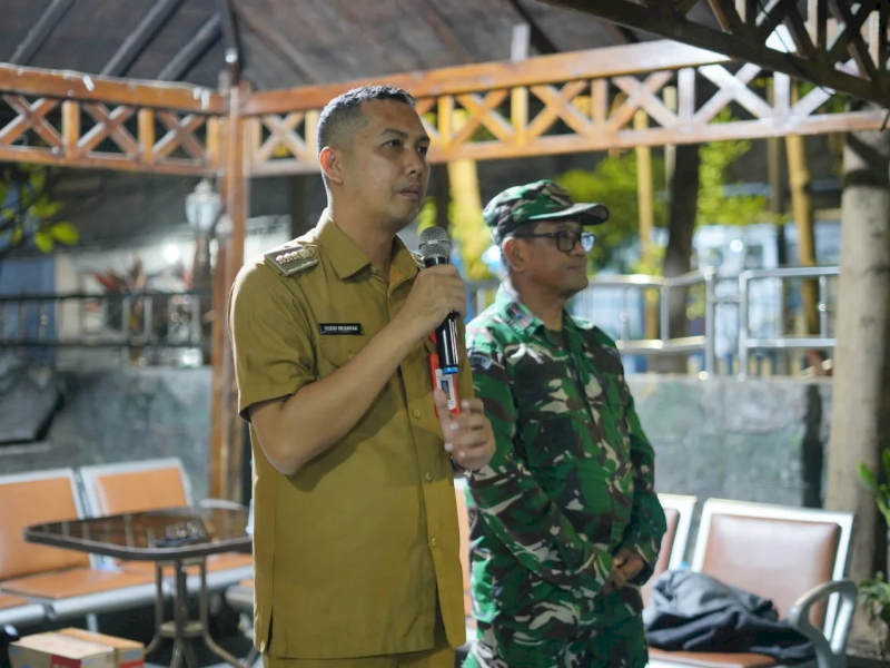 Camat Makassar Husni Mubarak bersama Komandan Rayon Militer (Danramil) 08 Makassar memimpin langsung apel gabungan serta patroli wilayah pada Selasa malam, (23/9/2025). @Jejakfakta/dok. Istimewa
