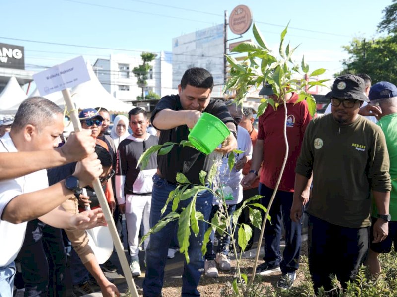 Wali Kota Makassar, Munafri Arifuddin, saat menghadiri kegiatan penanaman pohon Tabebuya yang digelar Gereja Protestan di Indonesia bagian Barat (GPIB) dalam rangka Musyawarah Pelayanan Selselbara di Jalan Perintis Kemerdekaan, Sabtu pagi (27/9/2025). @Jejakfakta/dok. Humas Pemkot Makassar