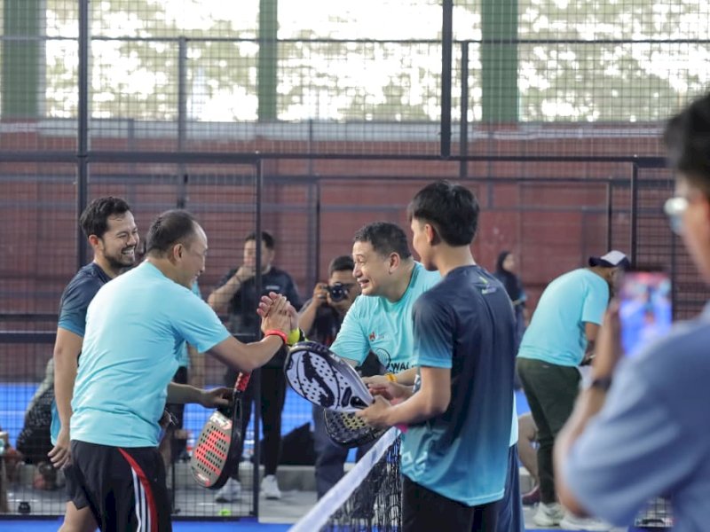 Laga ekshibisi spektakuler antara Wali Kota Makassar Munafri Arifuddin dan Kepala Badan Kepegawaian Negara (BKN) Zudan Arif Fakrulloh, di Bosowa Sport Center, Jalan Teuku Umar, pada Minggu (28/9/2025) sore. @Jejakfakta/dok. Humas Pemkot Makassar