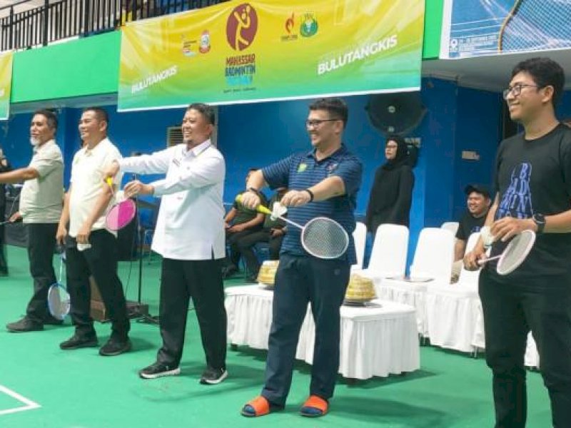 Kepala Dinas Pemuda dan Olahraga (Kadispora) Kota Makassar Syamsul Bahri membuka Makassar Badminton Festival 2025, pada Rabu (24/9/2025) di Lapangan Bulutangkis Poltekes Makassar. 201 atlet dari 107 sekolah bertanding. @Foto: Tirbun Tinur