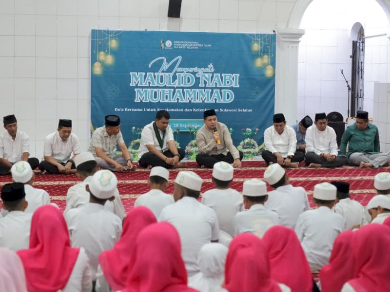 Wali Kota Makassar, Munafri Arifuddin, saat menghadiri Peringatan Maulid Nabi Muhammad SAW 1447 Hijriah yang diselenggarakan oleh BADKO HMI Sulsel di Masjid Agung 45 Makassar, Minggu (28/9/2025) malam. @Jejakfakta/dok. Humas Pemkot Makassar