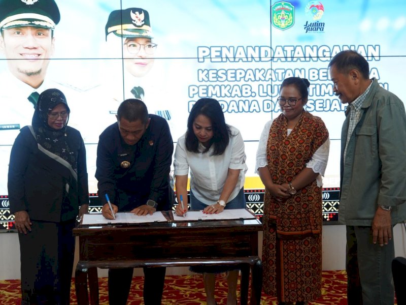 Penandatanganan dilakukan oleh Bupati Luwu Timur, Irwan Bachri Syam, dan Direktur PT DDS, Ni Wayan Srifini, di Lobby Kantor Bupati, Senin (29/09/2025). @Jejakfakta/dok. ikp-humas/kominfo-sp