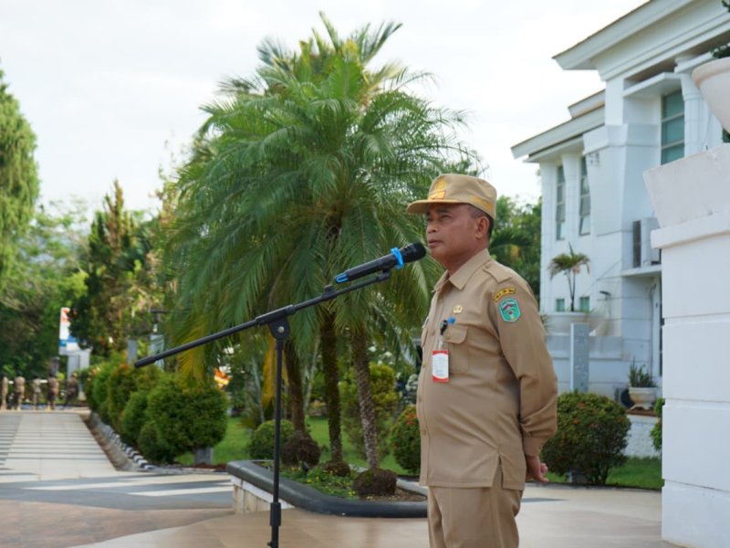 Asisten Perekonomian dan Pembangunan, Masdin AP, saat memimpin apel pagi di Halaman Kantor Bupati Luwu Timur, Senin (29/09/2025). @Jejakfakta/dok. IKP-Humas Kominfo-SP