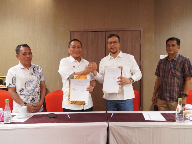 Penandatanganan Nota Kesepakatan (MoU) antara Pemerintah Kabupaten Luwu Timur dan Balai Besar Pelaksanaan Jalan Nasional (BBPJN) Sulawesi Selatan, terkait  pelebaran tiga ruas jalan nasional di Kabupaten Luwu Timur, Sabtu (27/9/2025). @Jejakfakta/dok. IKP-Humas Kominfo-SP