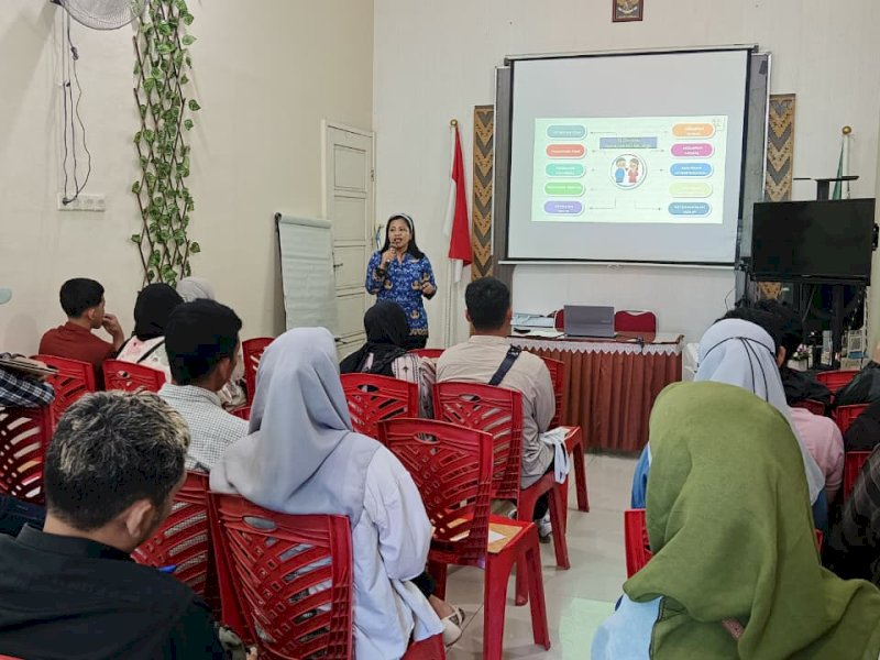 Penyuluh KB Kecamatan Biringkanaya, Fera Pabunga, SKM, yang memberikan edukasi seputar perencanaan keluarga, di aula KUA Biringkanaya, Jumat (26/9/2025). @Jejakfakta/dok. Istimewa 