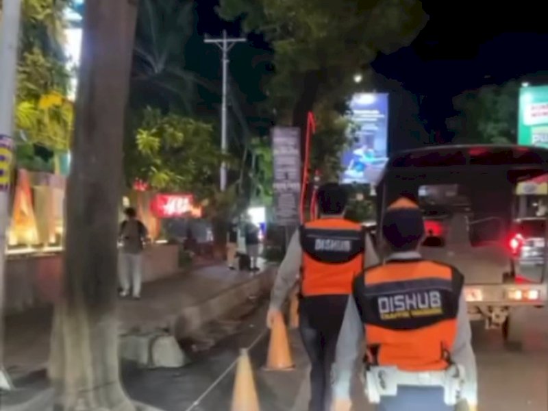Dishub Kota Makassar melalui Tim Bidang Terminal, Perparkiran, dan Audit Inspeksi (TPAI) kembali melakukan penindakan terhadap praktik parkir liar yang marak terjadi di sejumlah ruas jalan utama kota, Sabtu (27/9/2025). @Jejakfakta/dok. Istimewa