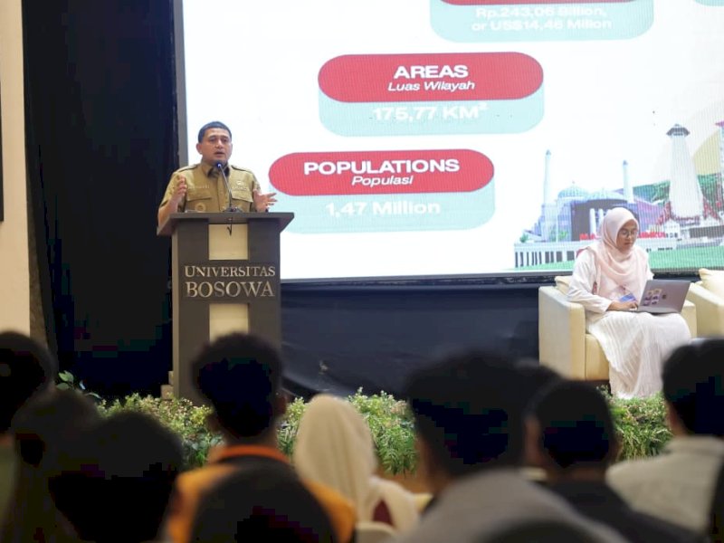 Wali Kota Makassar, Munafri Arifuddin, memaparkan sejumlah program unggulan pembangunan Kota Makassar dalam Seminar Internasional Competitive Generations yang digelar oleh Universitas Bosowa, Selasa (30/9/2025). @Jejakfakta/dok. Humas Pemkot Makassar