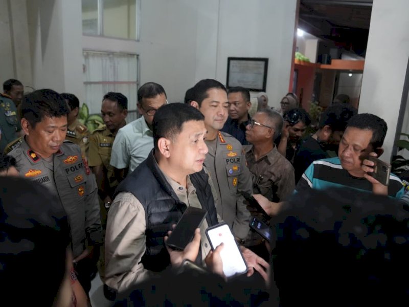 Wali Kota Makassar, Munafri Arifuddin, kembali turun langsung ke Kecamatan Tallo pada Selasa malam (30/09/2025), untuk memperkuat komitmen damai di kalangan pemuda pascakonflik yang sempat terjadi di wilayah tersebut. @Jejakfakta/dok. Humas Pemkot Makassar