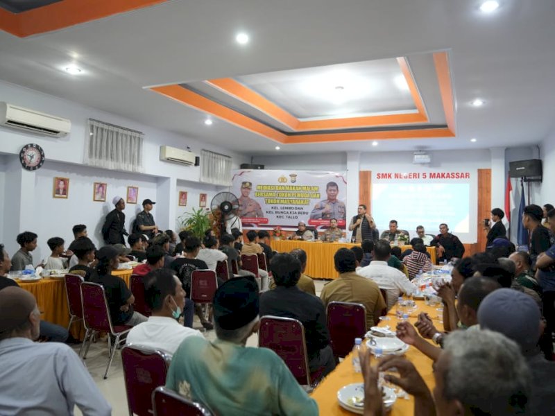 Wali Kota Makassar, Munafri Arifuddin, bersama Kapolrestabes Makassar Kombes Pol Arya Perdana, Dandim 1408/BS Letkol Inf Franki Susanto, serta tokoh agama dan masyarakat setempat, saat pertemuan pasca tawuran di kawasan Kandea, Lembo, dan Bunga Eja Beru, di Kecamatan Tallo, beberapa waktu lalu. @Jejakfakta/dok. Humas Pemkot Makassar