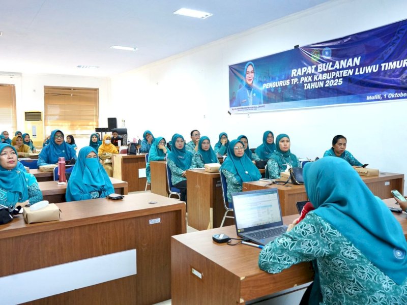 TP PKK Kabupaten Luwu Timur saat rapat bulanan bersama TP PKK Kecamatan se-Kabupaten Luwu Timur, di Aula Media Centre Diskominfo SP, Selasa (30/09/2025). @Jejakfakta/dok. ikp-humas/kominfo-sp