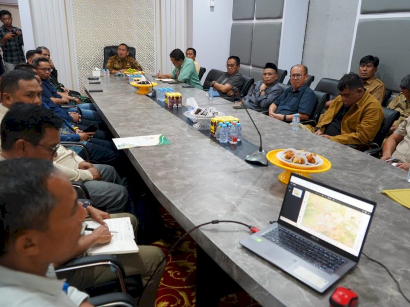 Bupati Luwu Timur, Irwan Bachri Syam, saat memimpin rakor penanganan relokasi dan kompensasi korban kebakaran di Sorowako, di Ruang Rapat Bupati, pada Selasa malam (30/09/2025). @Jejakfakta/dok. IKP-Humas/Kominfo-SP