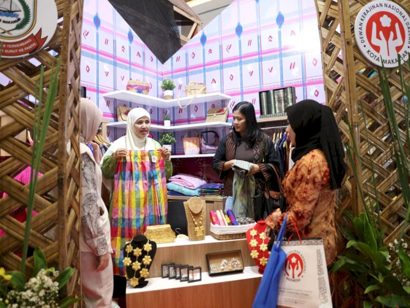 Booth Dewan Kerajinan Nasional Daerah (Dekranasda) Kota Makassar mengikuti pameran The 24th Jakarta International Handicraft Trade Fair (Inacraft) 2025 di Jakarta Convention Center (JCC), Rabu (1/10/2025). @Jejakfakta/dok. Humas Pemkot Makassar